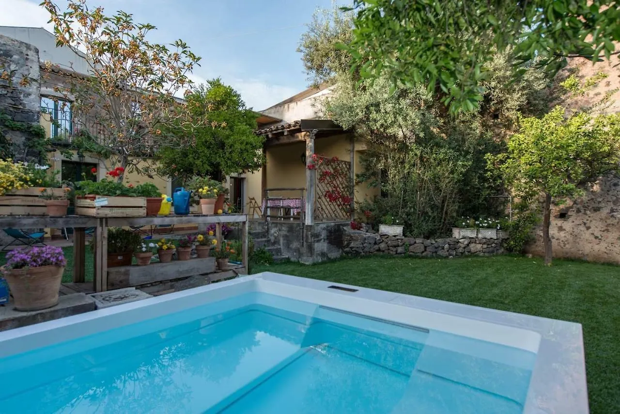 Villa Il Pozzo e l'Ulivo - just 200 meters from the Metro - à Catane